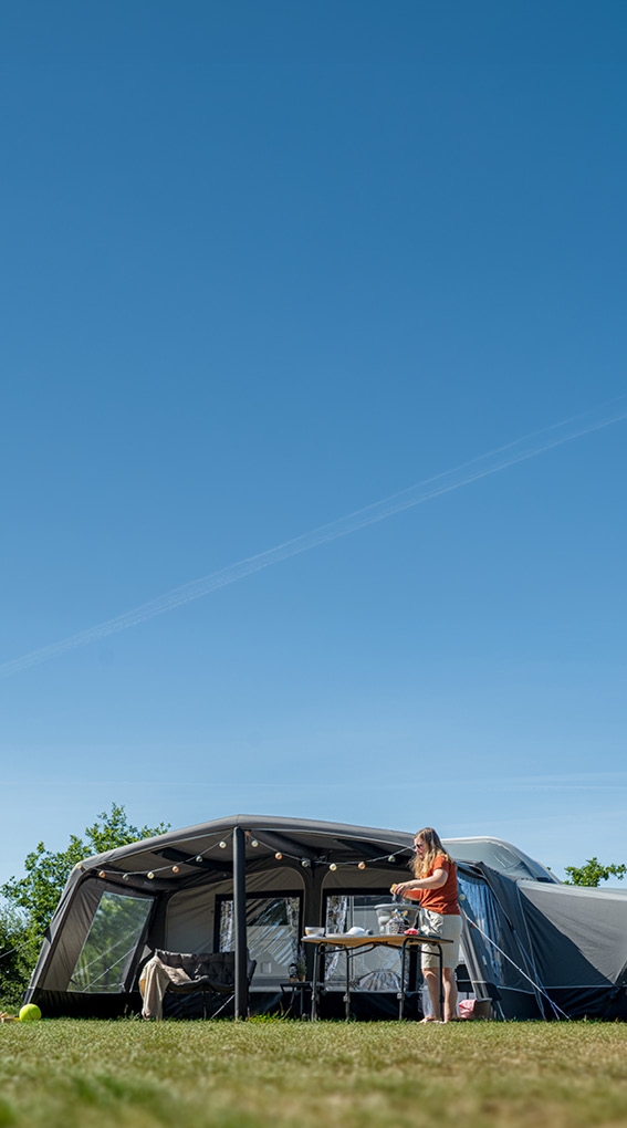 Przestronny przedsionek do campera z markizą na kempingu