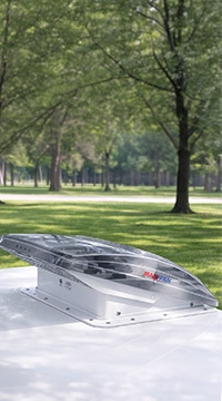 dachowy właz wentylacyjny z przezroczystą klapą